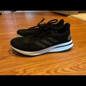 Black Adidas tennis shoes